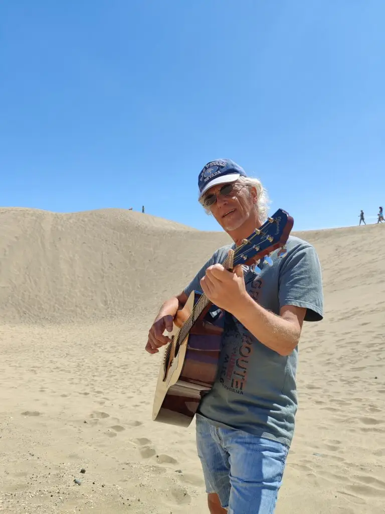 musik.poet spielt Gitarre in den Sanddünen von Gran Canaria