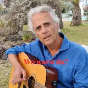 musik.poet mit Gitarren in einem wunderschönen Garten